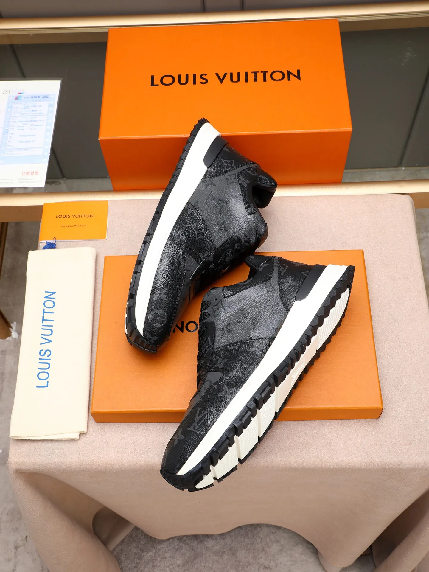 Men's Shoes 💰660 L The Run Away Maxi sneaker debuts in the 2025 collection and continues the iconic design of the Run Away sneaker. The smooth cowhide leather upper features contrasting LV lettering and Vuitton logos, and a lightweight rubber wedge outsole evokes running shoe construction. High level of comfort. Looks good, wears well and matches well. Worth buying! 7 color selection size: 39-44 (45 customized)